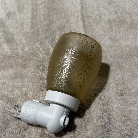 Scentsy Wall Plug-In Warmer - Picture 2 of 3